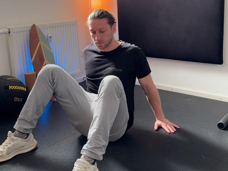 Andi Lieb zeigt eine Übung am Boden
